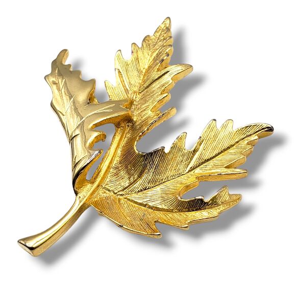 Vintage Gold Tone Maple Leaf Brooch Curled Wind Blown Retro Floral - Picture 1 of 11